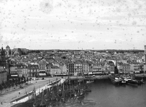 La Rochelle : vue générale du port et de la ville (vue 1), la Grosse-Horloge (vue 2), les tours Saint-Nicolas et de la Chaîne dans le Vieux-Port (vues 3-4), un sous-marin sortant du port de La Pallice (vue 5) et le croiseur cuirassé "La Marseillaise" au large (vue 6).